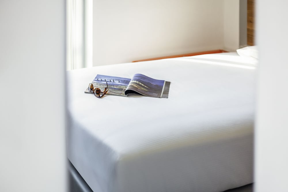 HABITACIÓN CUÁDRUPLE CON 1 CAMA DOBLE Y 1 LITERA del hotel Ibis Styles Brindisi. Foto 1