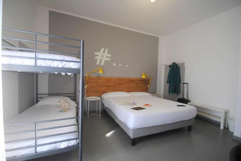 HABITACIÓN CUÁDRUPLE CON 1 CAMA DOBLE Y 1 LITERA del hotel Ibis Styles Brindisi. Foto 2
