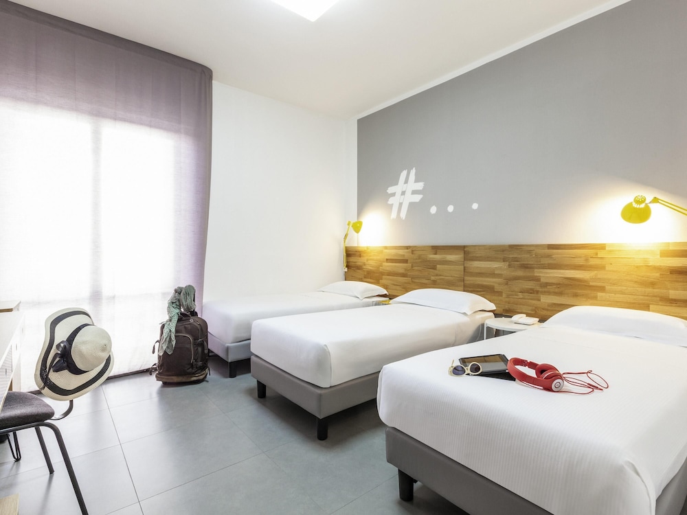 Habitación Standard con una cama doble y una cama individual del hotel Ibis Styles Brindisi