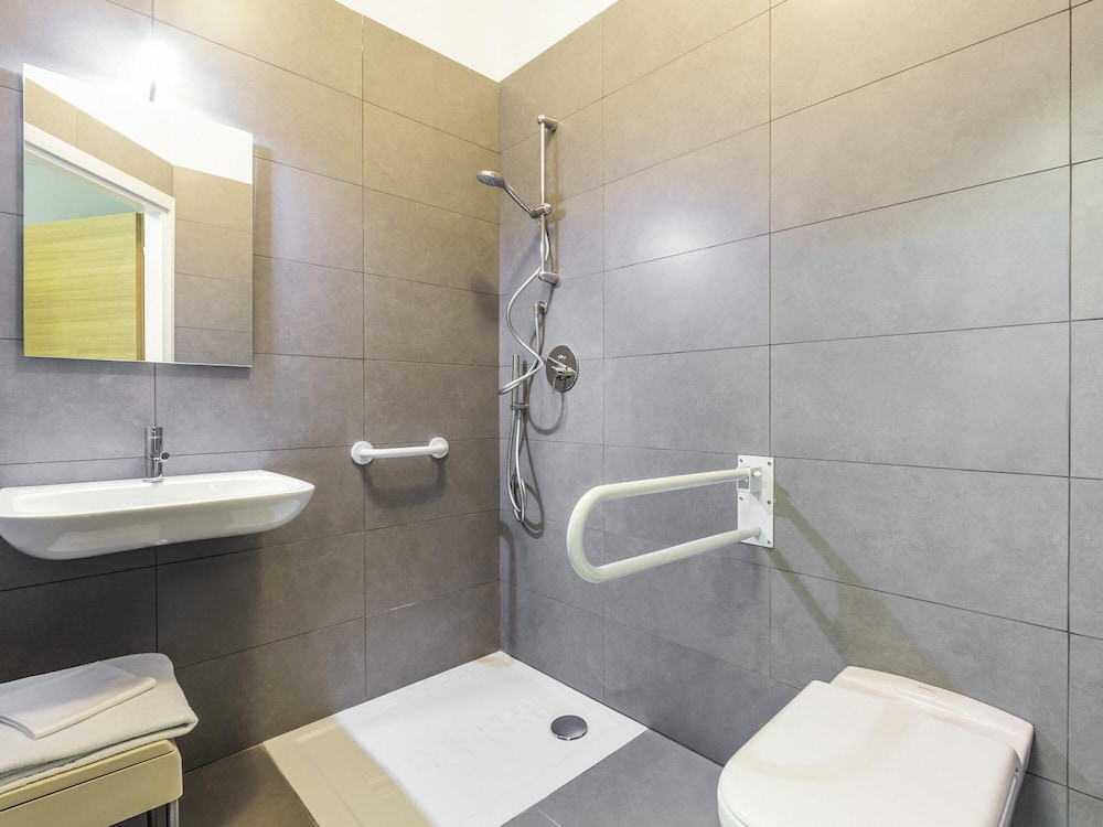 Habitación Standard con una cama doble y una cama individual del hotel Ibis Styles Brindisi. Foto 4
