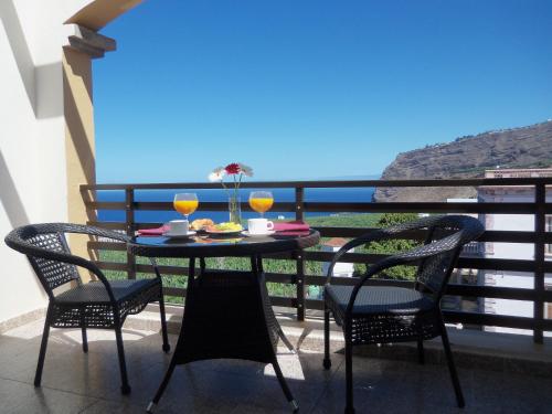 One-Bedroom Apartment with Terrace (3 Adults) del hotel Isa I y II. Foto 5