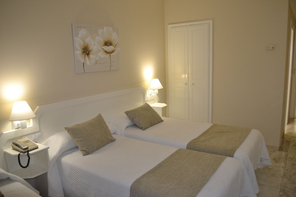 Habitación doble con cama supletoria del hotel Ramomar. Foto 1