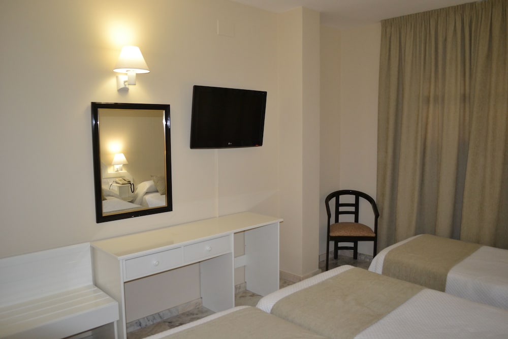 Habitación doble con cama supletoria del hotel Ramomar. Foto 3