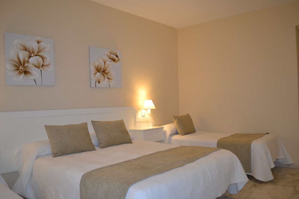 Habitación doble con cama supletoria del hotel Ramomar. Foto 4