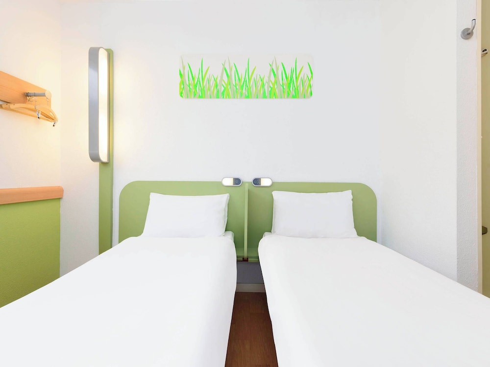 Habitación con dos camas individuales del hotel Ibis Budget Bilbao Arrigorriaga. Foto 2