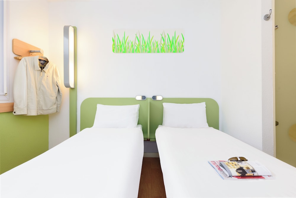 Habitación con dos camas individuales del hotel Ibis Budget Bilbao Arrigorriaga. Foto 4