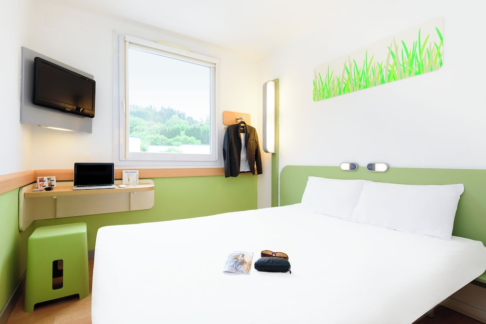 Habitación con cama grande del hotel Ibis Budget Bilbao Arrigorriaga