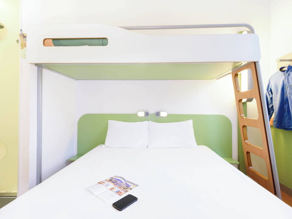Habitación con cama grande y litera del hotel Ibis Budget Bilbao Arrigorriaga. Foto 2