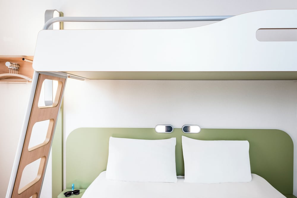 Habitación con cama grande y litera del hotel Ibis Budget Bilbao Arrigorriaga. Foto 5