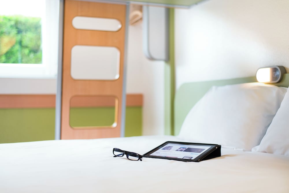 Habitación con cama grande y litera del hotel Ibis Budget Bilbao Arrigorriaga. Foto 6