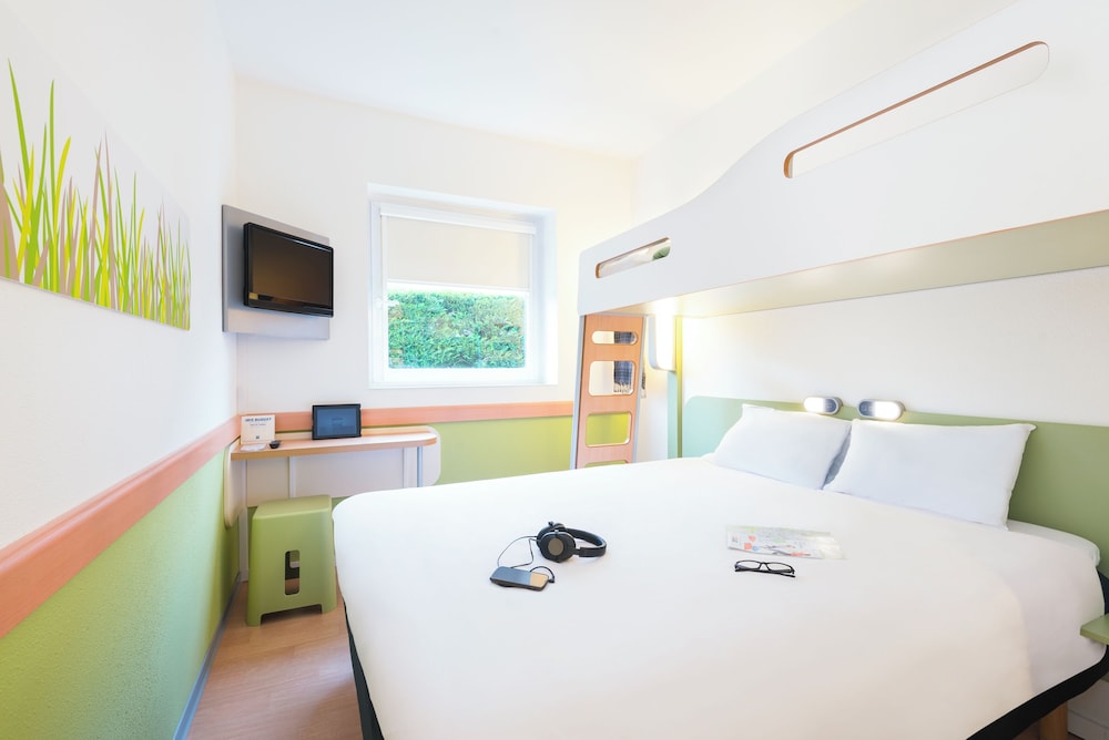 Habitación con cama grande y litera del hotel Ibis Budget Bilbao Arrigorriaga. Foto 7
