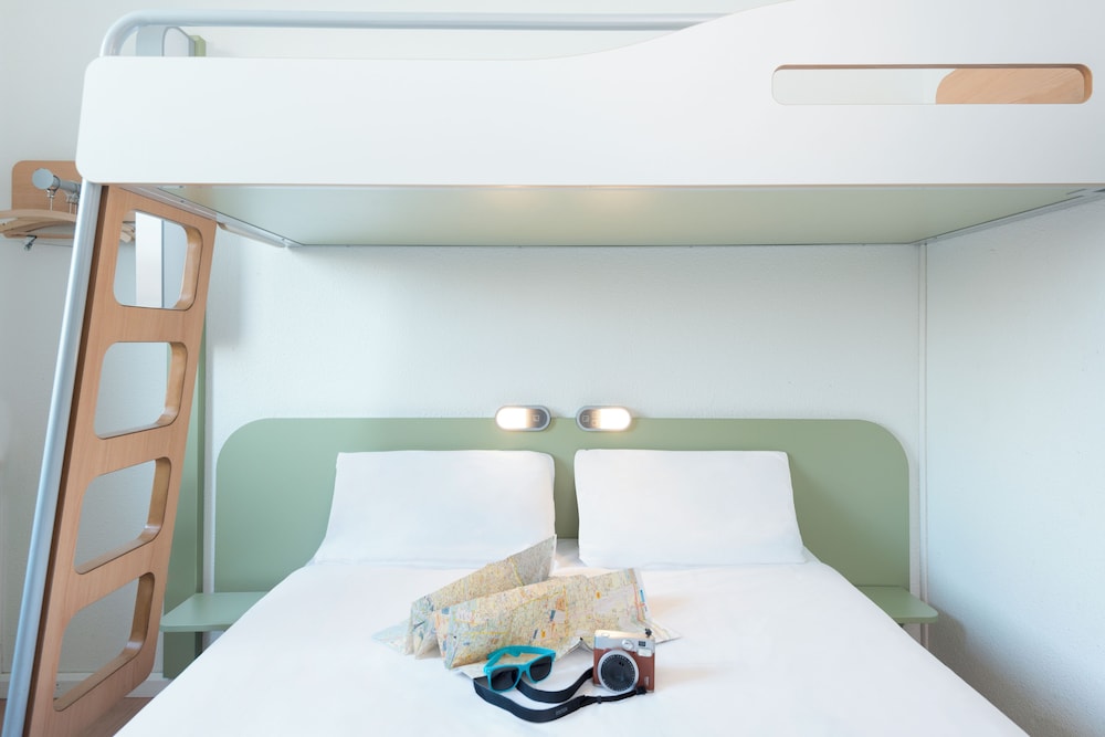 Habitación con cama grande y litera del hotel Ibis Budget Bilbao Arrigorriaga. Foto 12