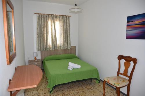 Habitación Doble Económica con baño compartido del hotel Eva. Foto 7