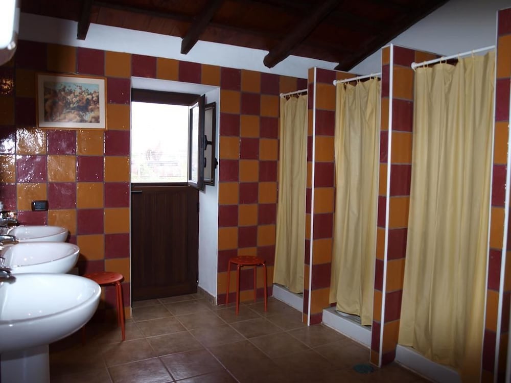 Habitación cuádruple, baño compartido del hotel Rural La Cañada. Foto 1
