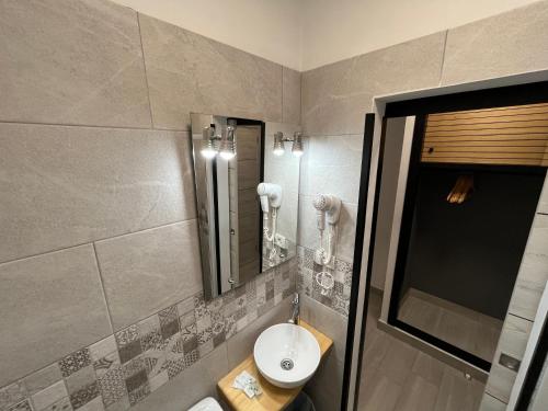 Habitación Doble con baño privado del hotel Hotel Pension Cassandra. Foto 3