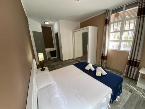 Habitación Doble con baño privado del hotel Hotel Pension Cassandra. Foto 1