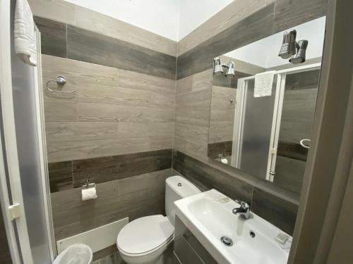 Habitación Doble con baño privado del hotel Hotel Pension Cassandra. Foto 7