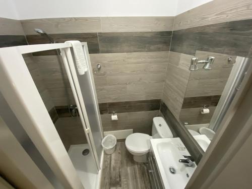 Habitación Doble con baño privado del hotel Hotel Pension Cassandra. Foto 14