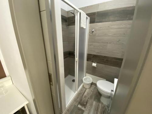 Habitación Doble con baño privado del hotel Hotel Pension Cassandra. Foto 15