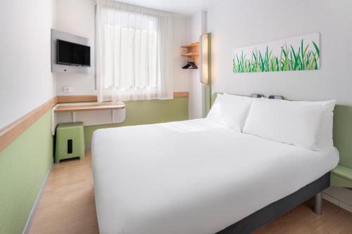 Habitación con cama grande del hotel Zaragoza Plaza Mozart