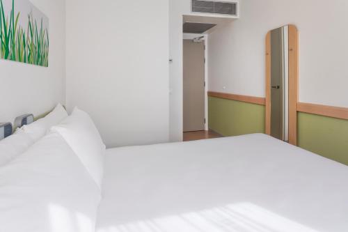 Habitación con cama grande del hotel Zaragoza Plaza Mozart. Foto 1