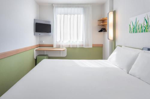 Habitación con cama grande del hotel Zaragoza Plaza Mozart. Foto 2