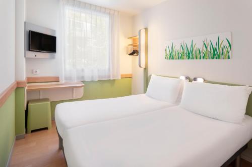 Habitación con cama grande del hotel Zaragoza Plaza Mozart. Foto 3