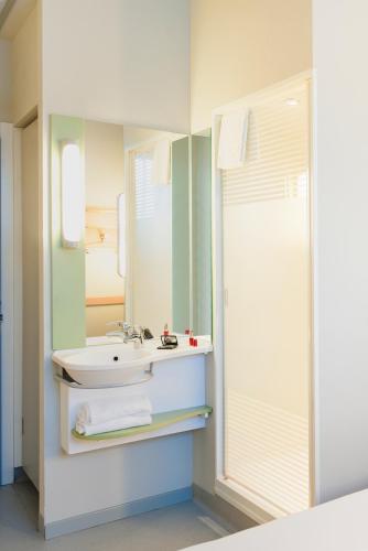 Habitación Doble con litera del hotel Ibis Budget Madrid Calle 30. Foto 8