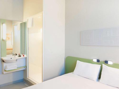 Habitación con cama grande del hotel Ibis Budget Madrid Calle 30. Foto 5