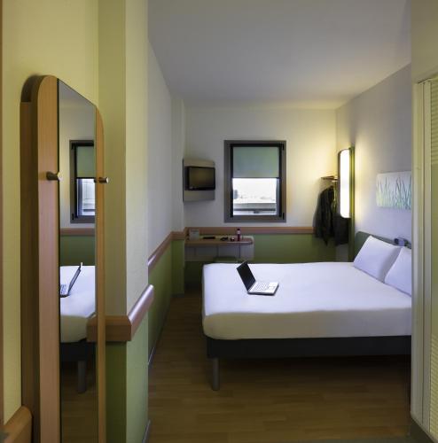 Habitación con cama grande del hotel Ibis Budget Madrid Calle 30. Foto 6
