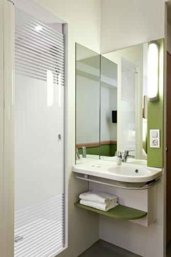 Habitación con cama grande del hotel Ibis Budget Madrid Calle 30. Foto 8