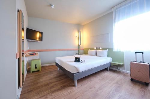 Habitación con cama grande del hotel Ibis Budget Madrid Calle 30. Foto 9