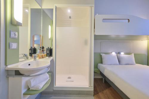 Habitación con cama grande del hotel Ibis Budget Madrid Calle 30. Foto 10