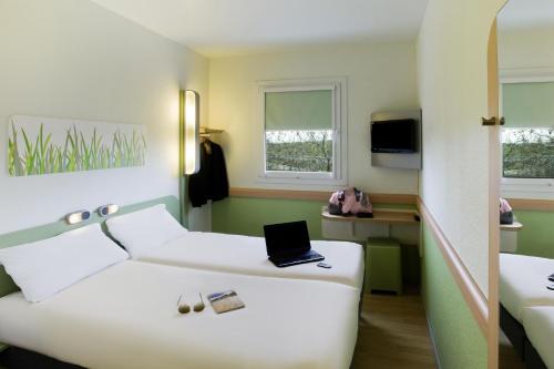 Habitación Doble - 2 camas del hotel Ibis Budget Madrid Calle 30. Foto 6