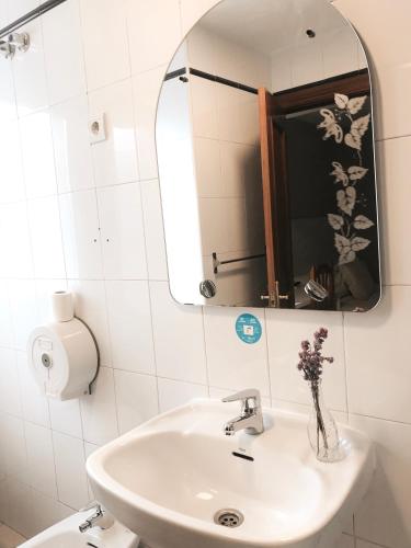 Habitación doble con baño privado del hotel H Metropolitan Atocha. Foto 1