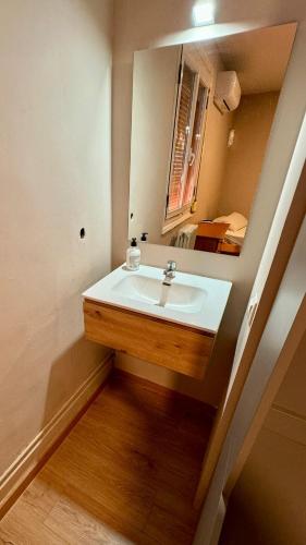 Habitación Individual con baño compartido del hotel H Metropolitan Atocha. Foto 2