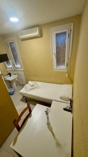 Habitación Individual con baño compartido del hotel H Metropolitan Atocha. Foto 3