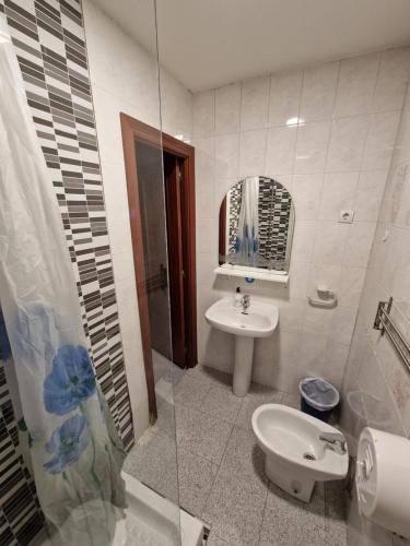 Habitación Cuádruple con baño privado del hotel H Metropolitan Atocha. Foto 6