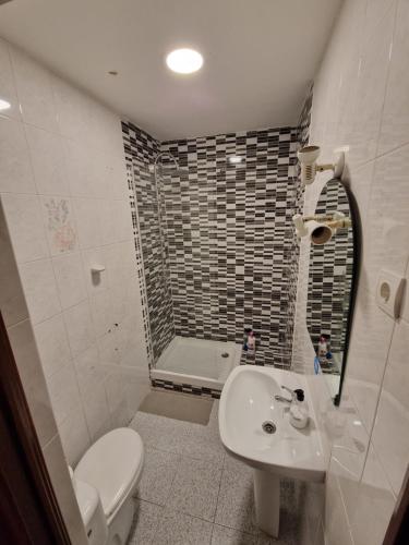 Habitación Cuádruple con baño privado del hotel H Metropolitan Atocha. Foto 8
