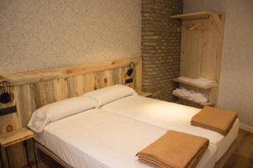 Habitación Doble con baño privado del hotel Black Swan Sevilla. Foto 1