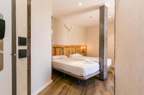 Habitación Doble con terraza del hotel Black Swan Sevilla. Foto 1