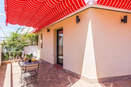 Habitación Doble con terraza del hotel Black Swan Sevilla. Foto 2