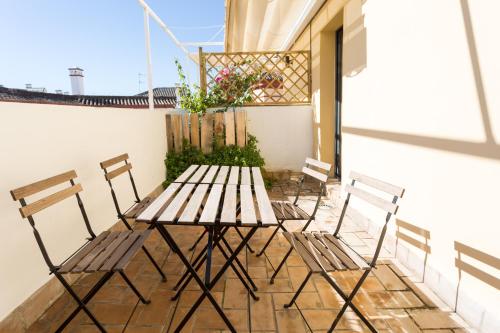 Habitación Familiar con terraza del hotel Black Swan Sevilla. Foto 1