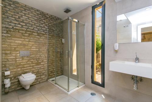 Habitación Familiar con terraza del hotel Black Swan Sevilla. Foto 3