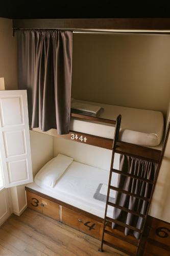 Cama en habitación compartida de 6 camas del hotel Black Swan Sevilla