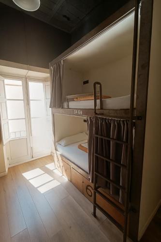 Cama en habitación compartida de 6 camas del hotel Black Swan Sevilla. Foto 6