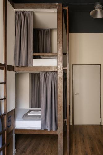 Cama en habitación compartida de 6 camas del hotel Black Swan Sevilla. Foto 7