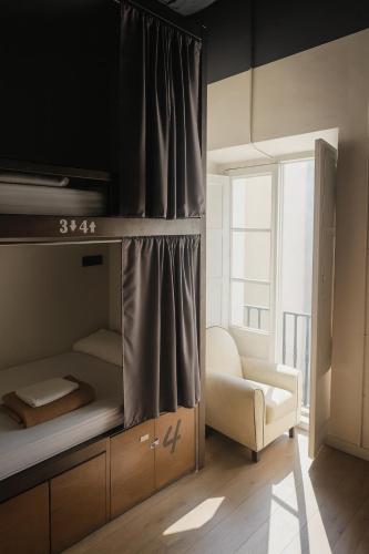 Cama en habitación compartida de 6 camas del hotel Black Swan Sevilla. Foto 9