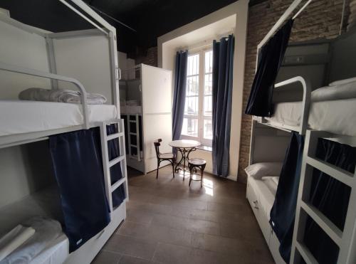 Cama en habitación compartida mixta de 10 camas del hotel Black Swan Sevilla. Foto 1