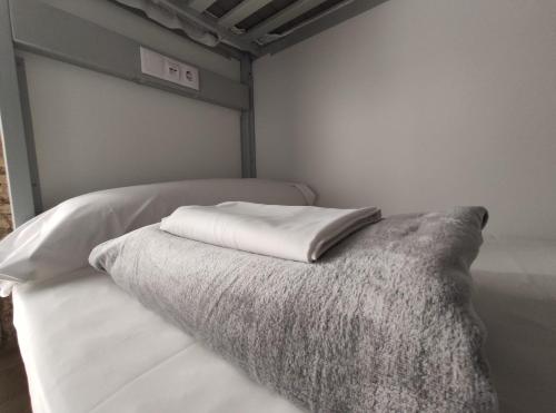 Cama en habitación compartida mixta de 10 camas del hotel Black Swan Sevilla. Foto 2